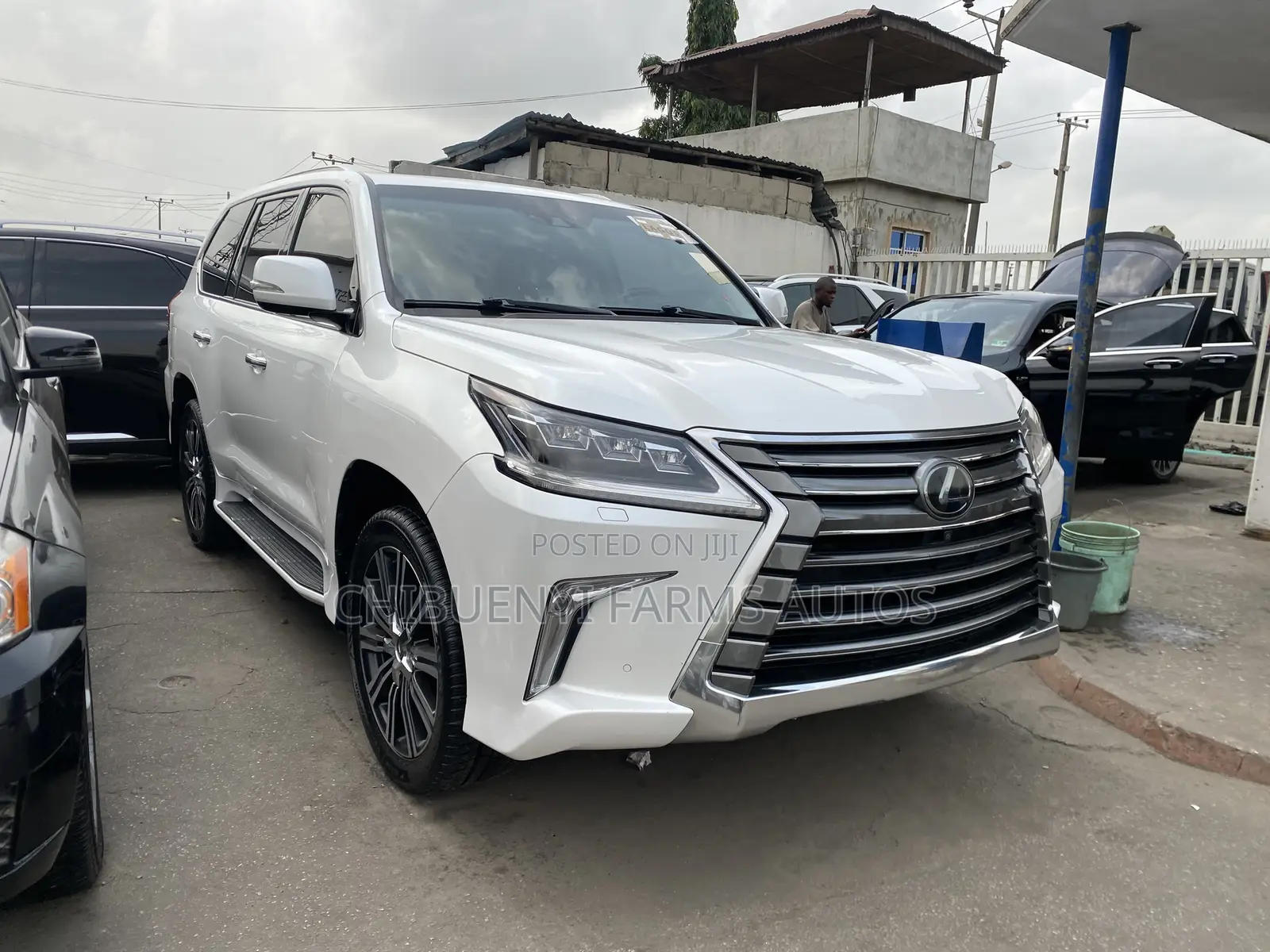 Lexus LX 570 AWD 2019 White