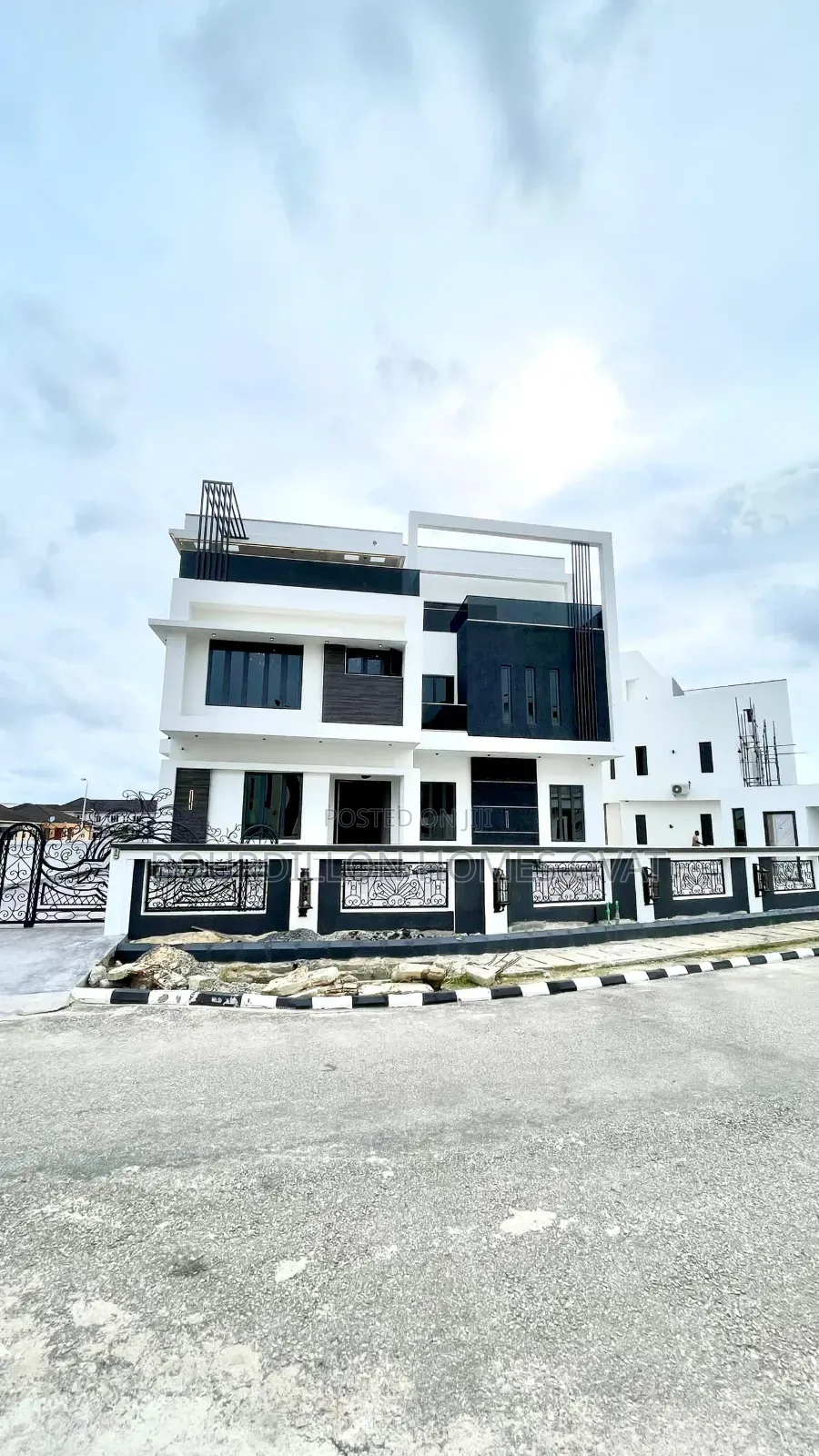 7bdrm Apartment in Pinnock Beach for sale