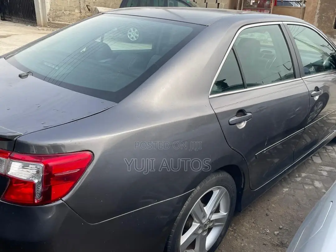 Toyota Camry SE 4dr Sedan (2.5L 4cyl 6A) 2013 Gray