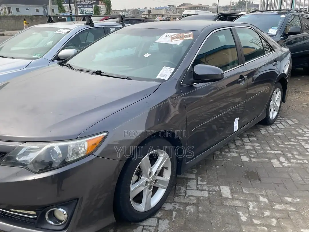 Toyota Camry SE 4dr Sedan (2.5L 4cyl 6A) 2013 Gray