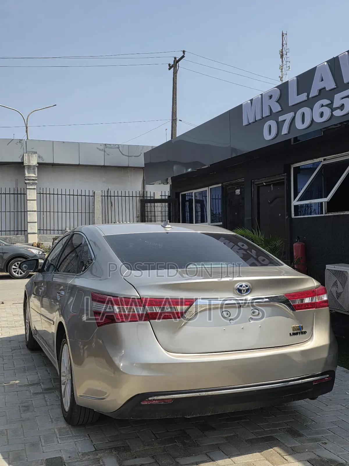 Toyota Avalon Limited 4dr Sedan (3.5L 6cyl 6A) 2015 Gold