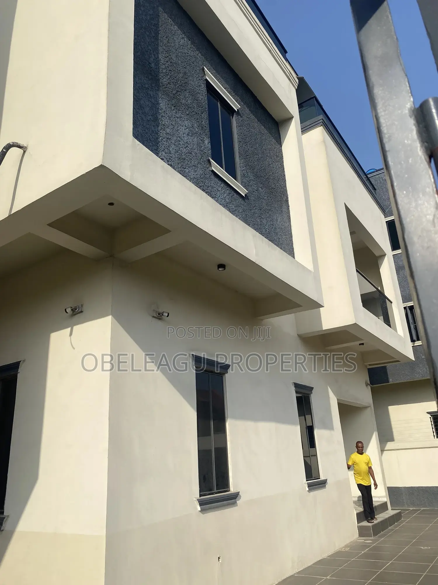 6bdrm Duplex in Apple Estate, Amuwo-Odofin for sale