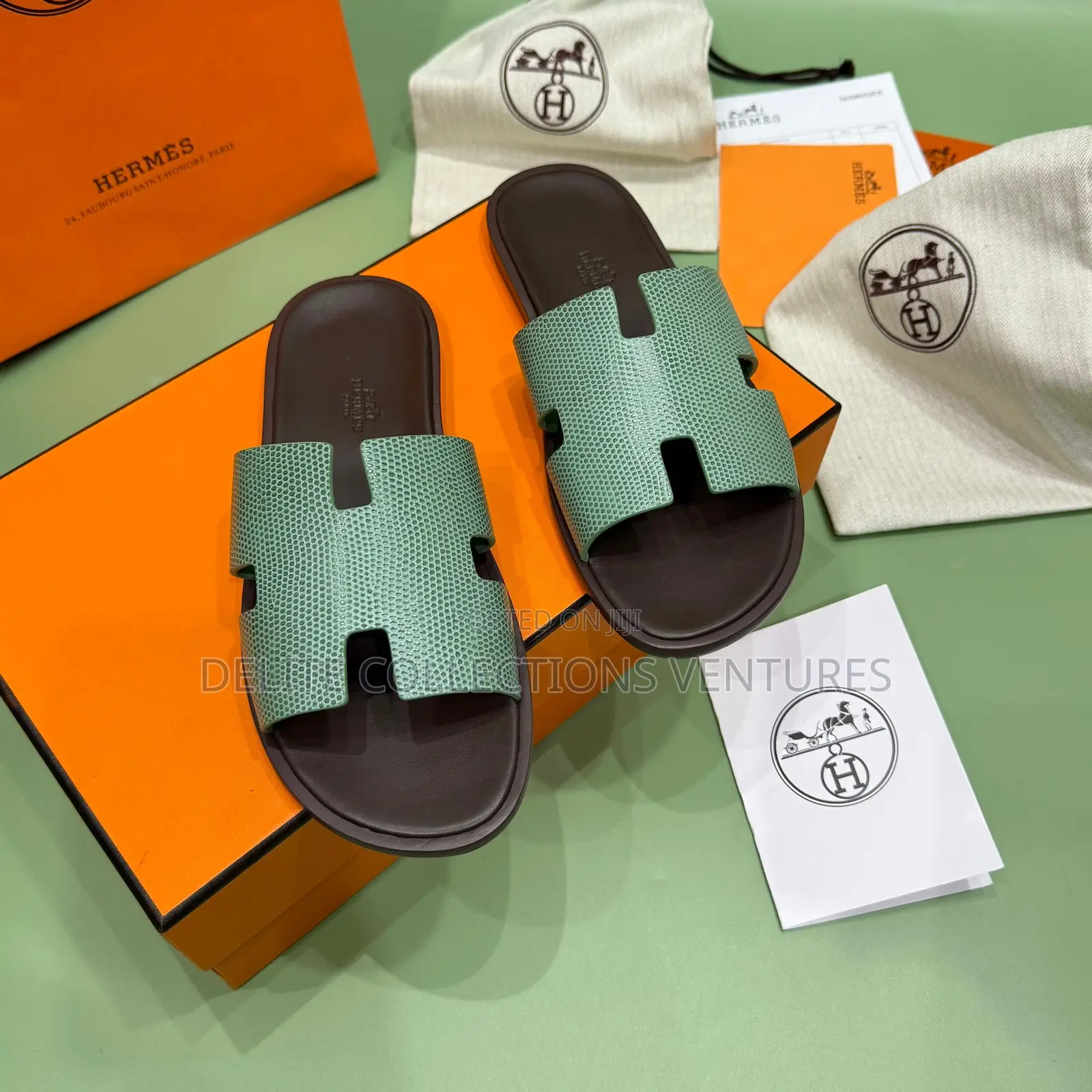 Hermes Izmir Sandals. Size: 40-48. Color: Gris Nuage /