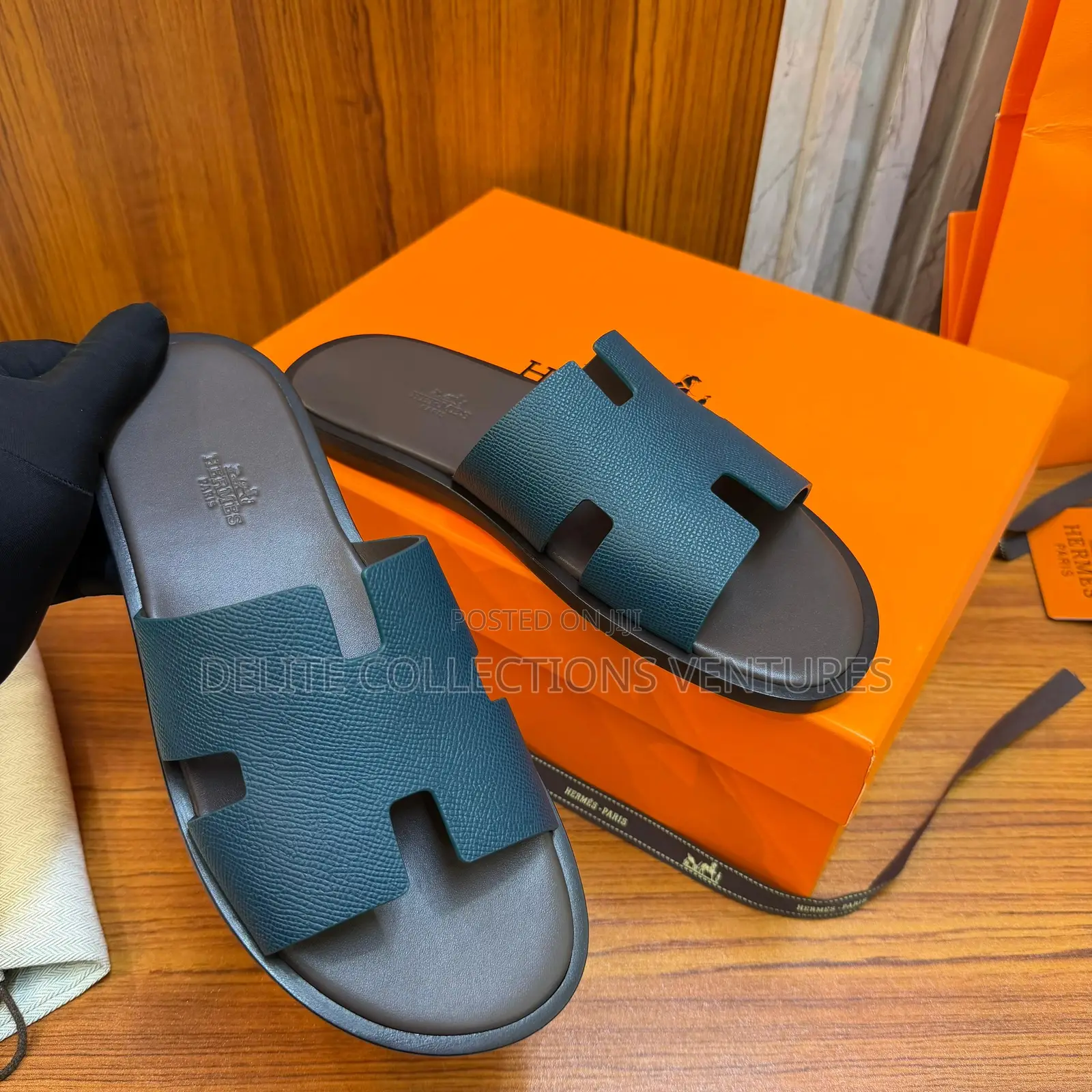 Hermes Izmir Sandals. Size: 40-48. Color: Gris Nuage /