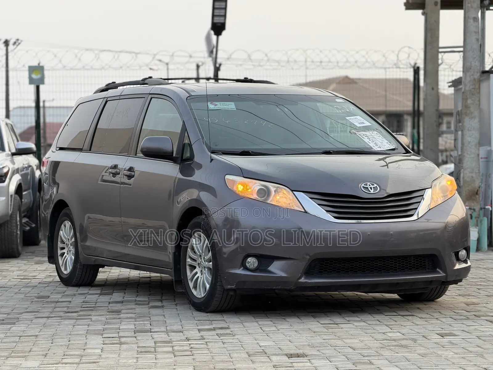 Toyota Sienna XLE AWD 7-Passenger 2013 Gray