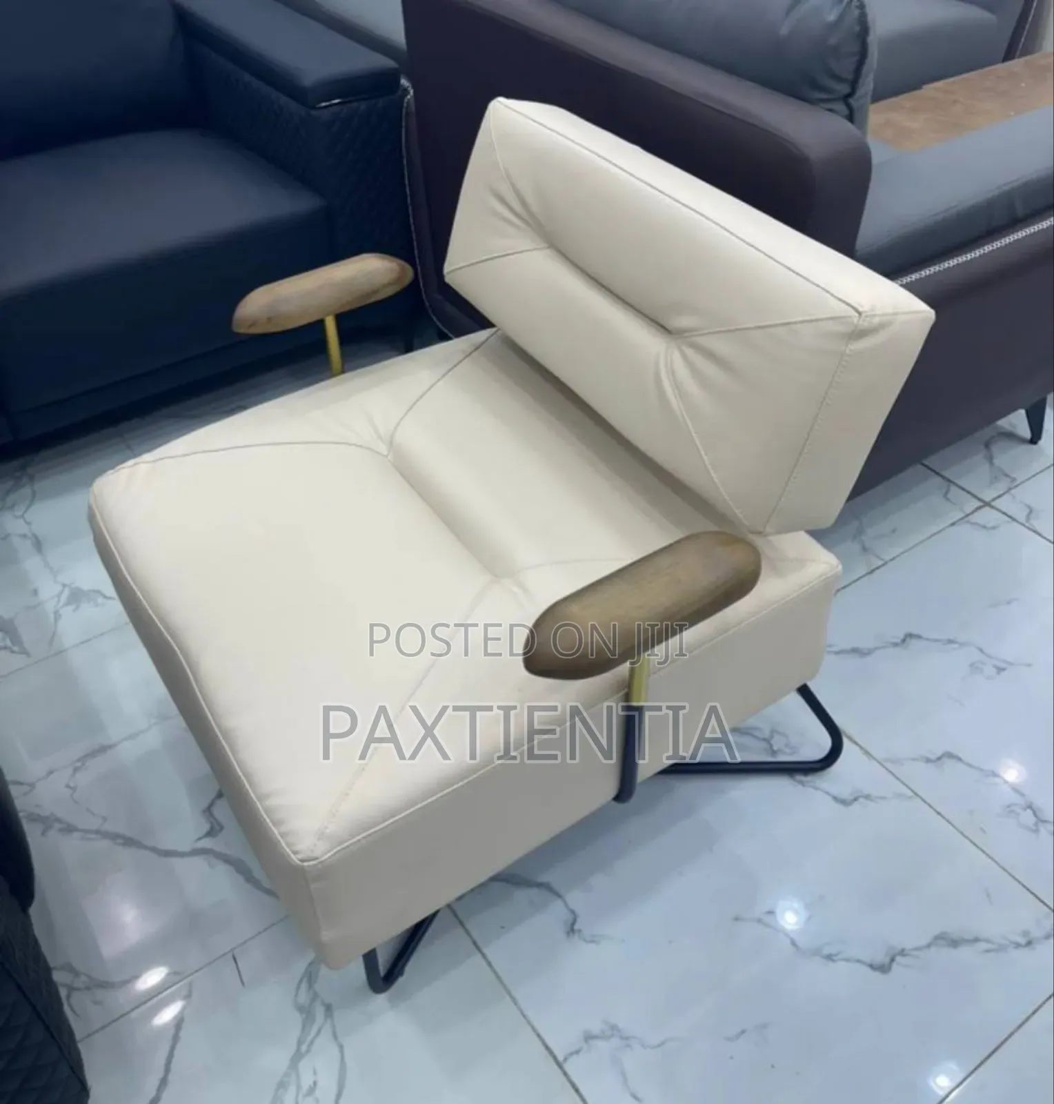 White Accent/Lounge Sofa Chair