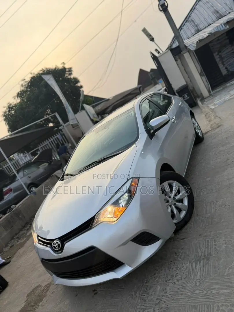 Toyota Corolla LE Premium 4dr Sedan (1.8L 4cyl CVT) 2014 Silver