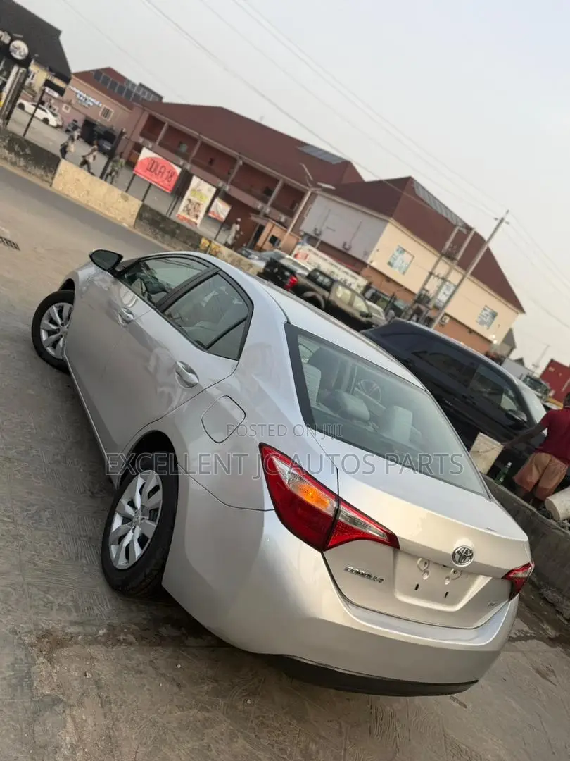 Toyota Corolla LE Premium 4dr Sedan (1.8L 4cyl CVT) 2014 Silver