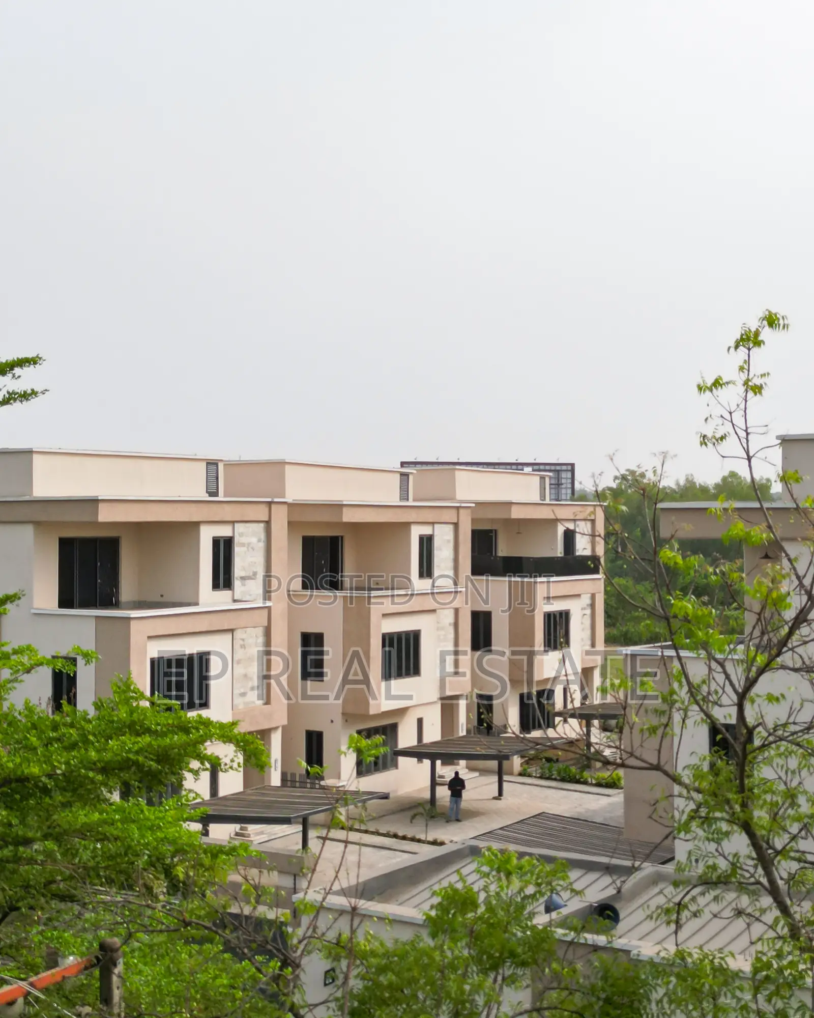 5bdrm Duplex in Wuse for sale