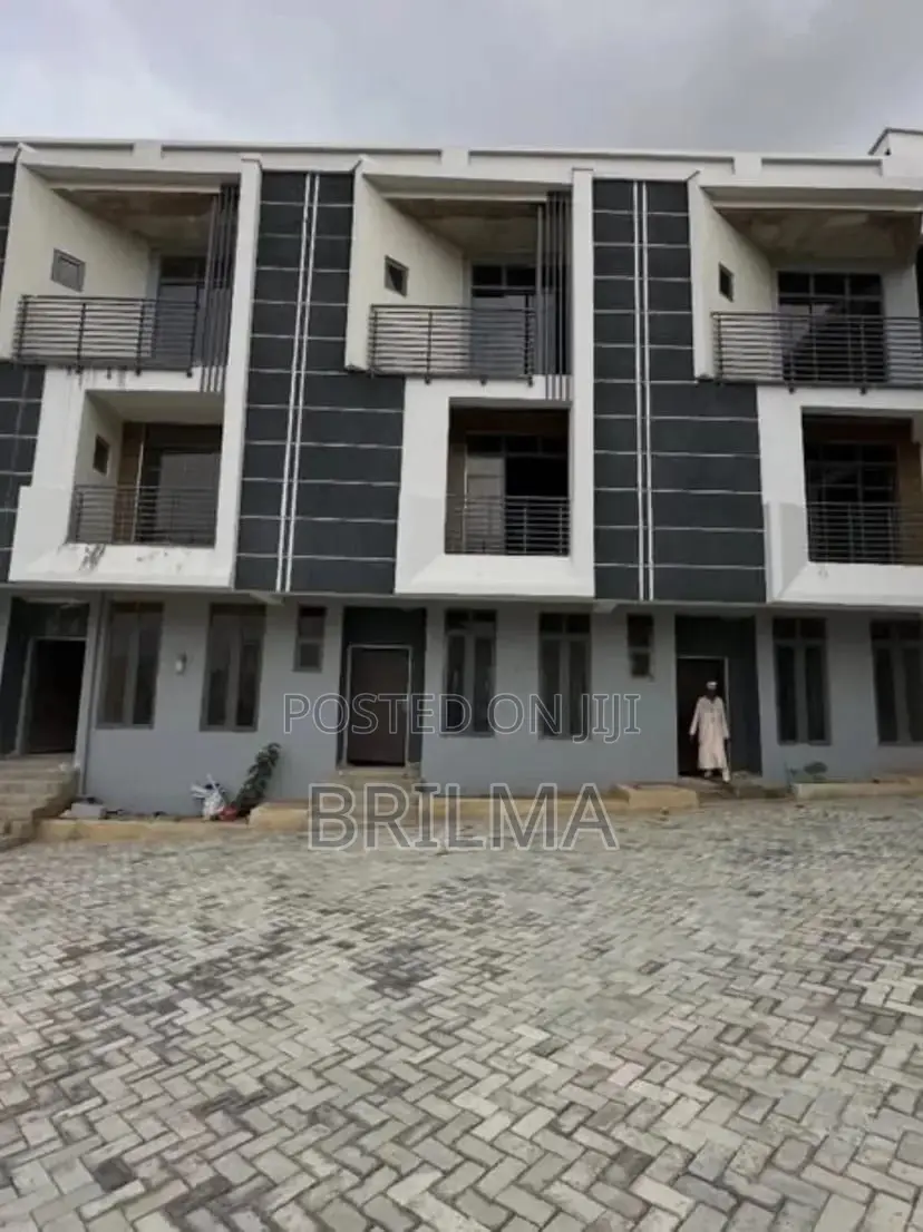 4bdrm Duplex in Life Camp for sale