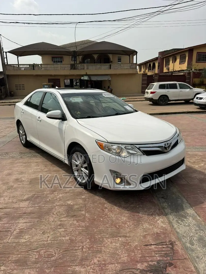 Toyota Camry XLE V6 4dr Sedan (3.5L 6cyl 6A) 2012 White
