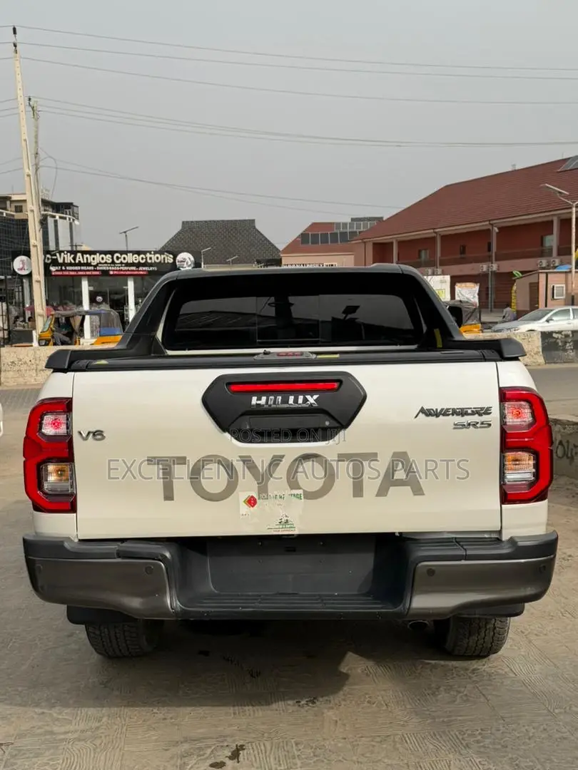 Toyota Hilux 2022 White