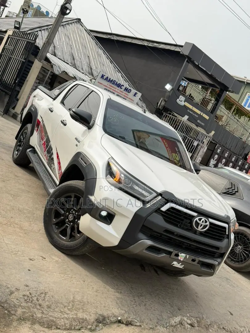 Toyota Hilux 2022 White