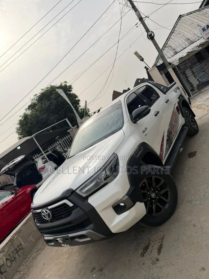Toyota Hilux 2022 White
