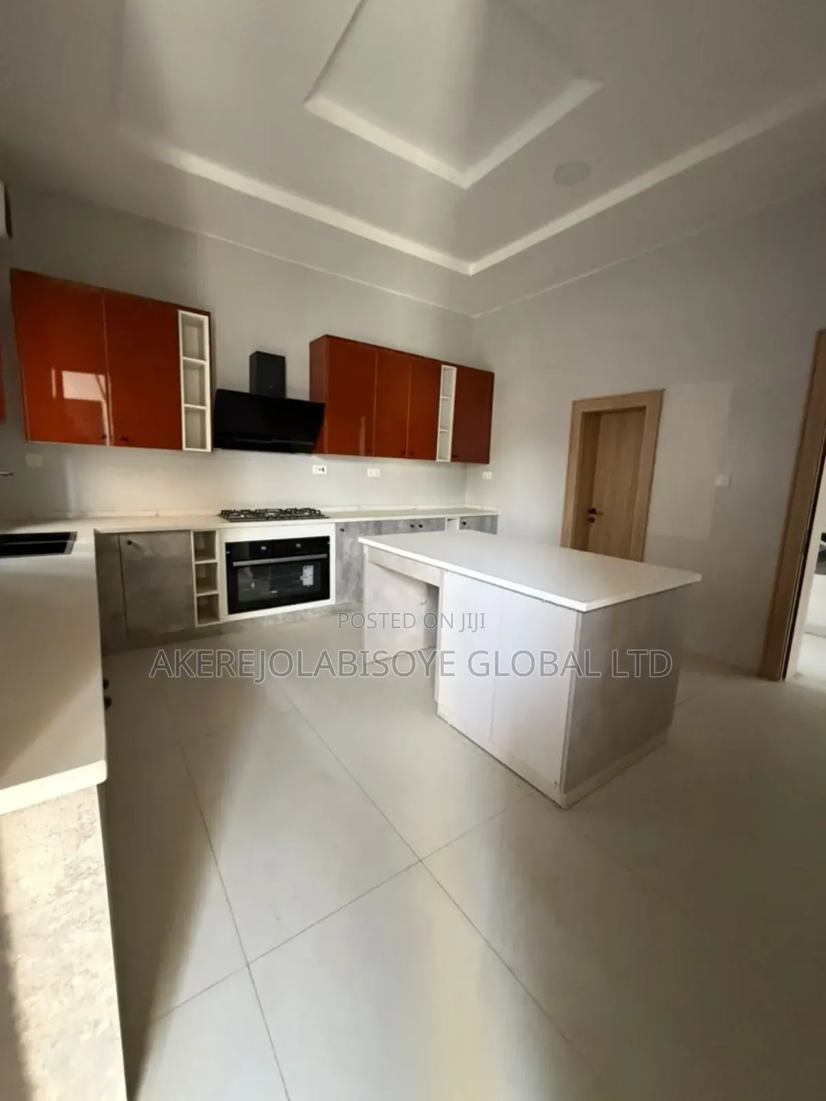 5bdrm Duplex in In An Estate for sale