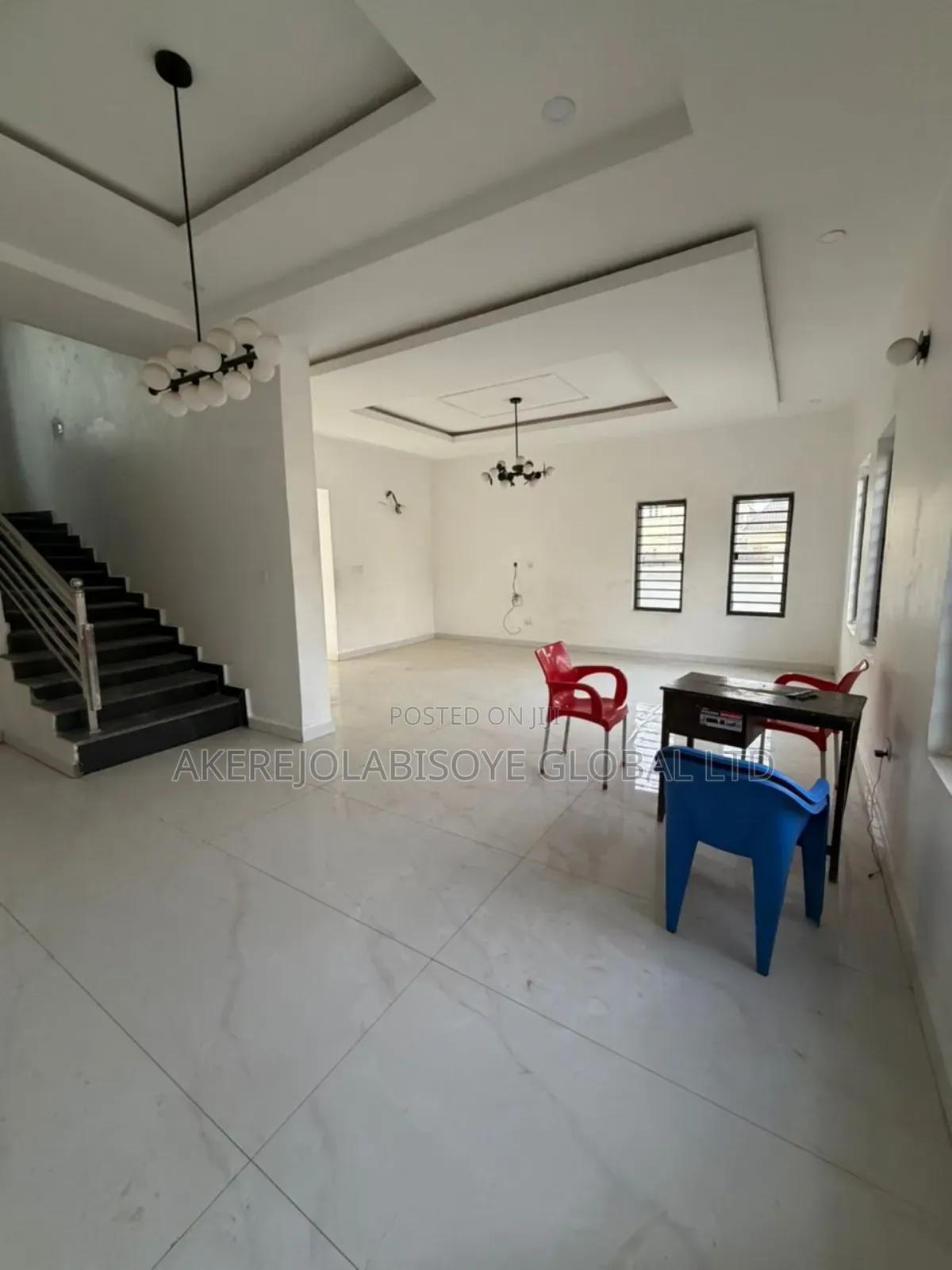 5bdrm Duplex in In An Estate for sale