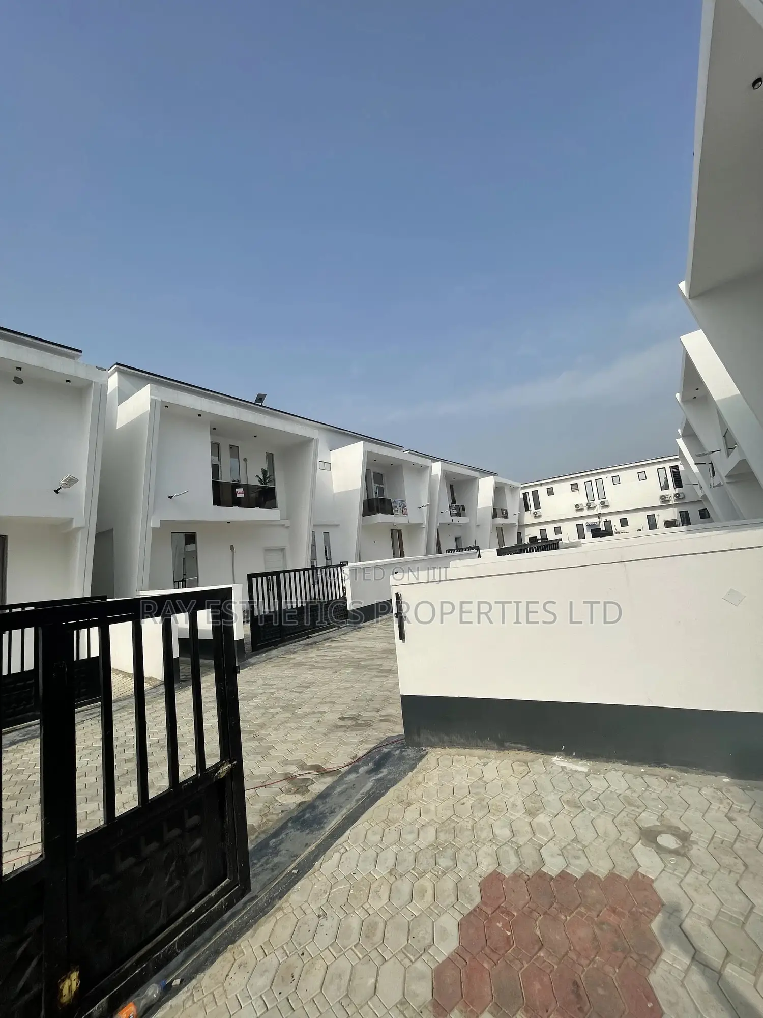 4bdrm Duplex in Ikota Gra, Lagos State for sale