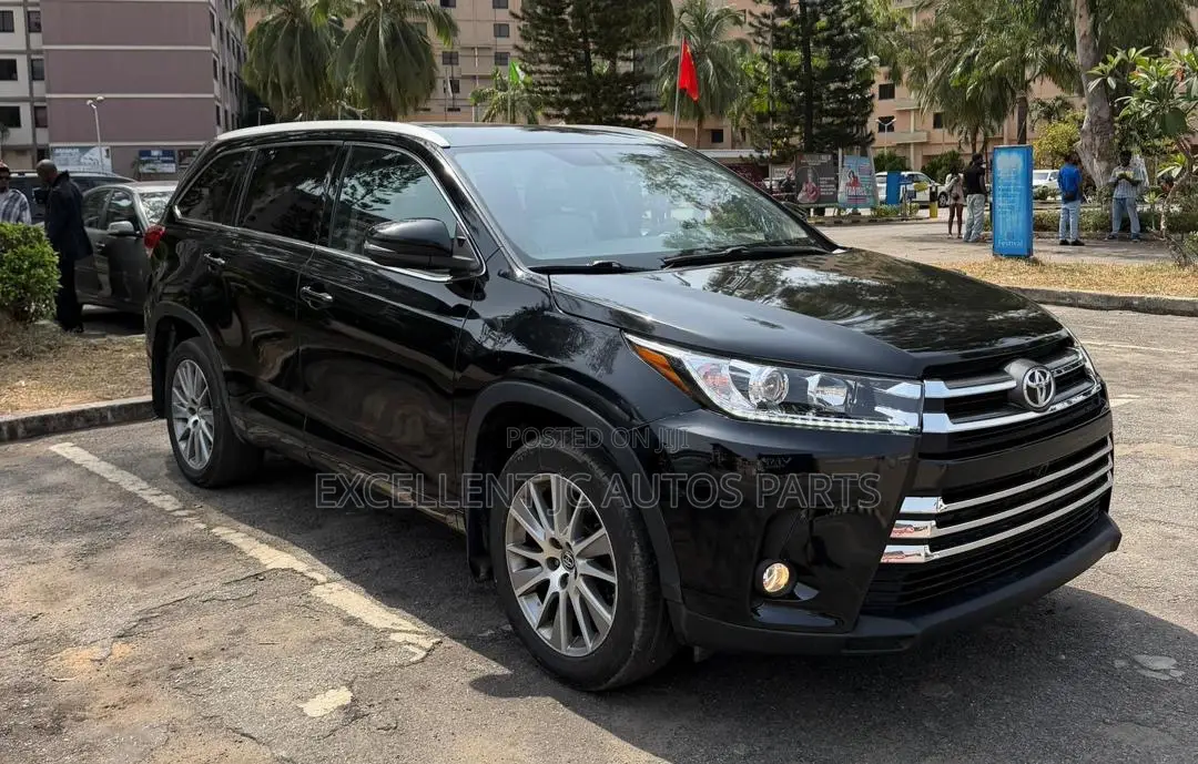 Toyota Highlander XLE 4x4 V6 (3.5L 6cyl 8A) 2018 Black