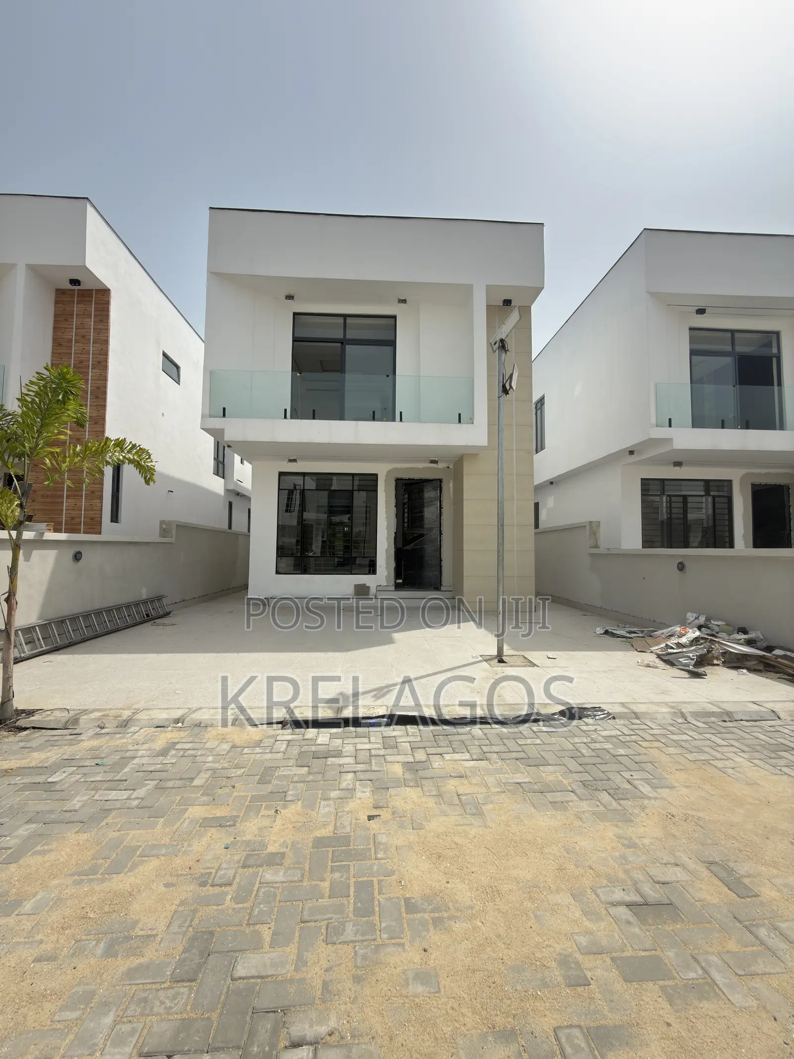 4bdrm Duplex in Chevron for sale