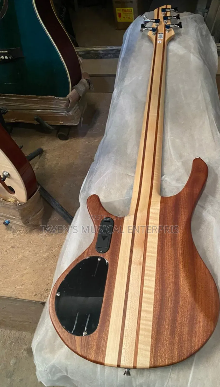 Luxars S-B60 Modern Active Bass Guitar