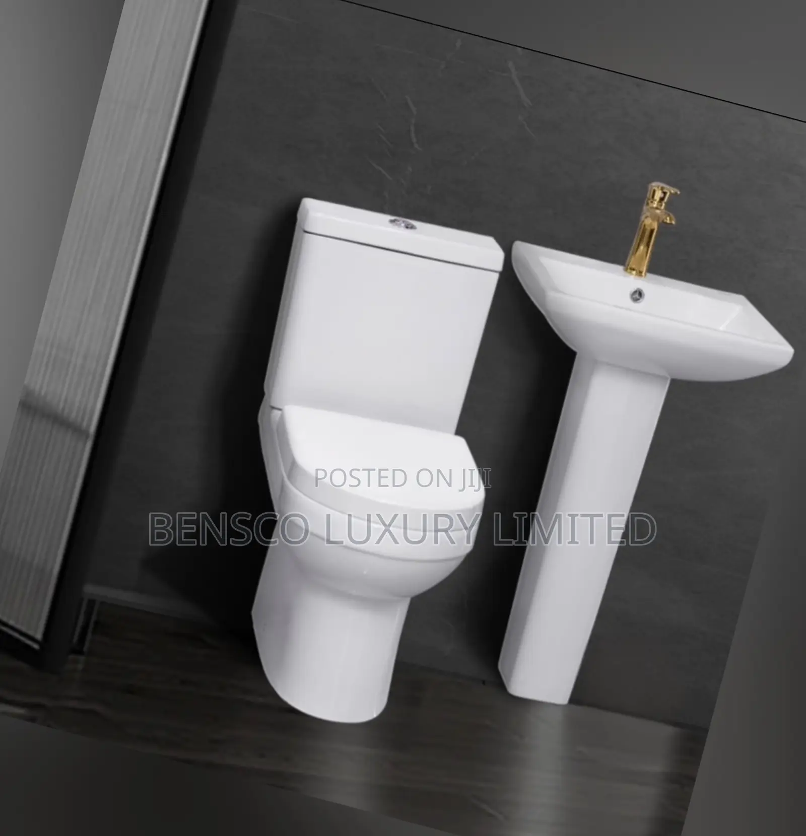Luxury White Ceramic Wc and Pedestal Sink Set With Gold Mixer