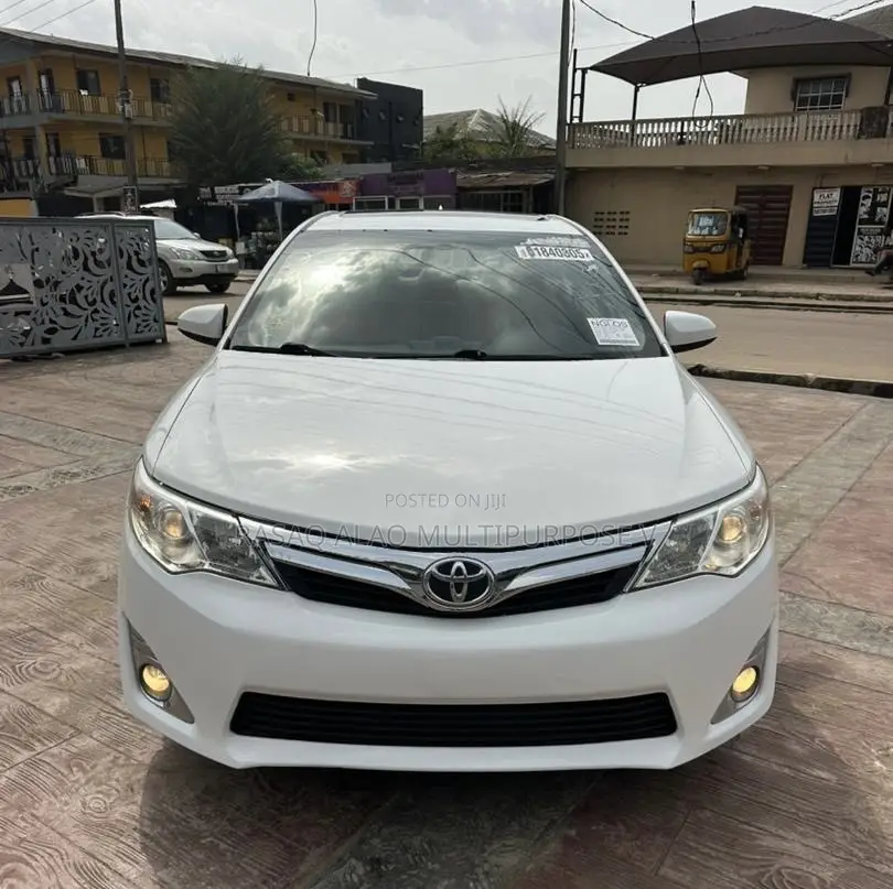 Toyota Camry XLE V6 4dr Sedan (3.5L 6cyl 6A) 2012 Off white