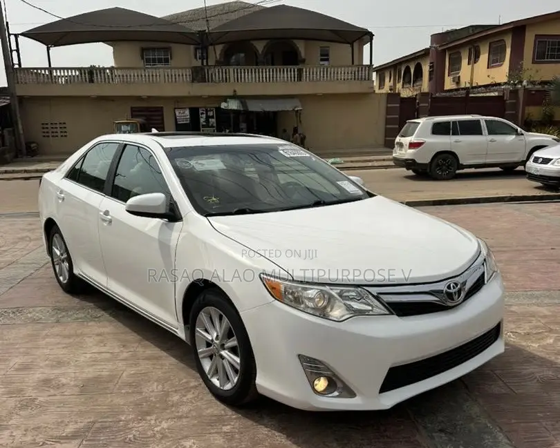 Toyota Camry XLE V6 4dr Sedan (3.5L 6cyl 6A) 2012 Off white