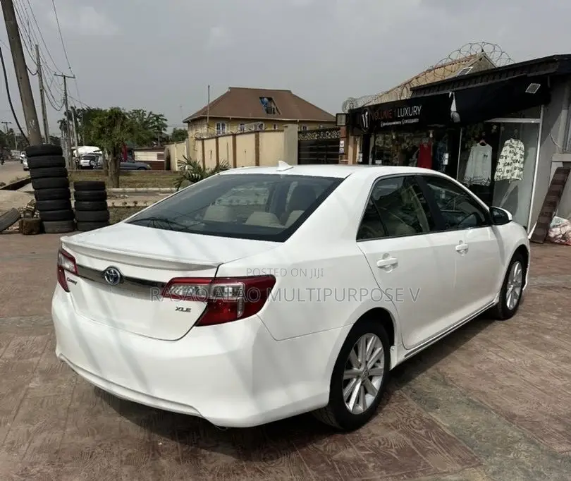 Toyota Camry XLE V6 4dr Sedan (3.5L 6cyl 6A) 2012 Off white