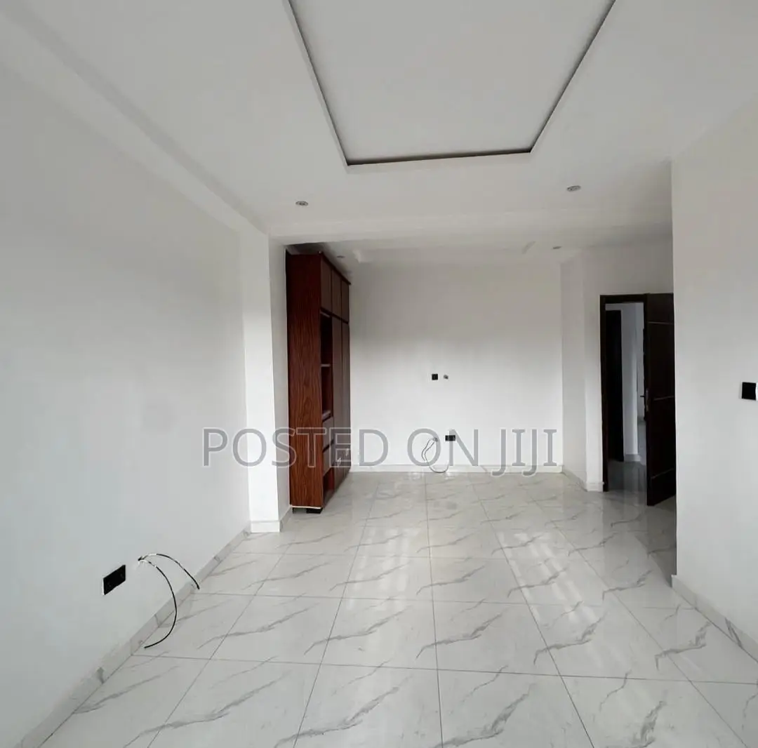 2bdrm Apartment in Lekki Ologolo for sale