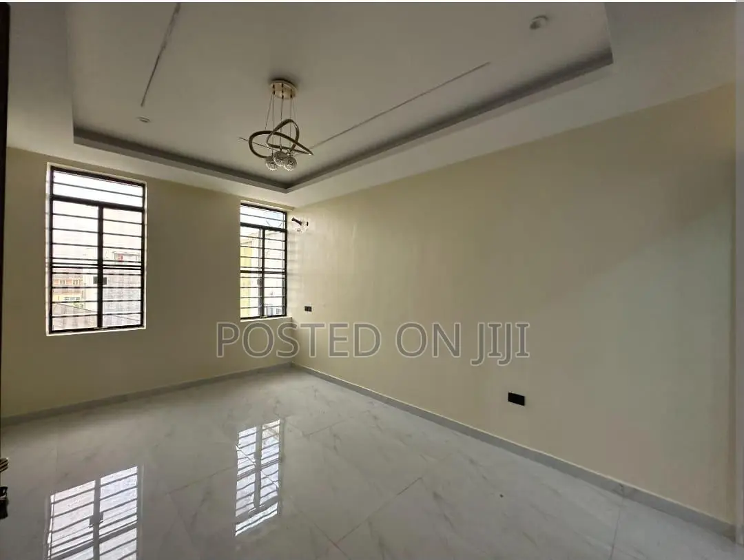 2bdrm Apartment in Lekki Phase 1 Main for sale