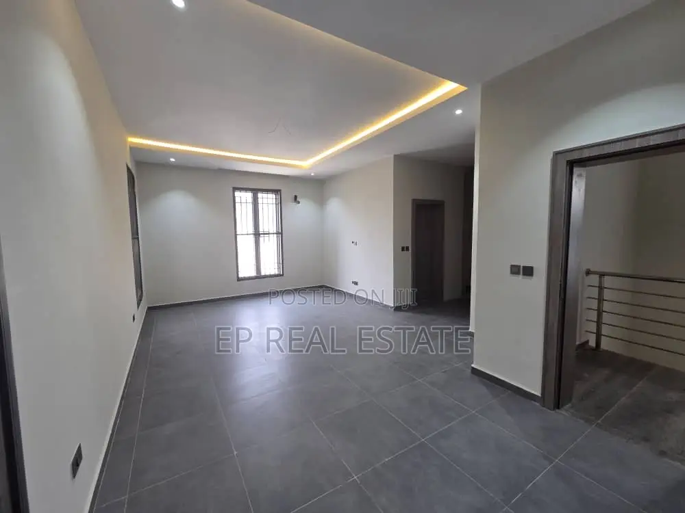 5bdrm Duplex in Dawaki for sale