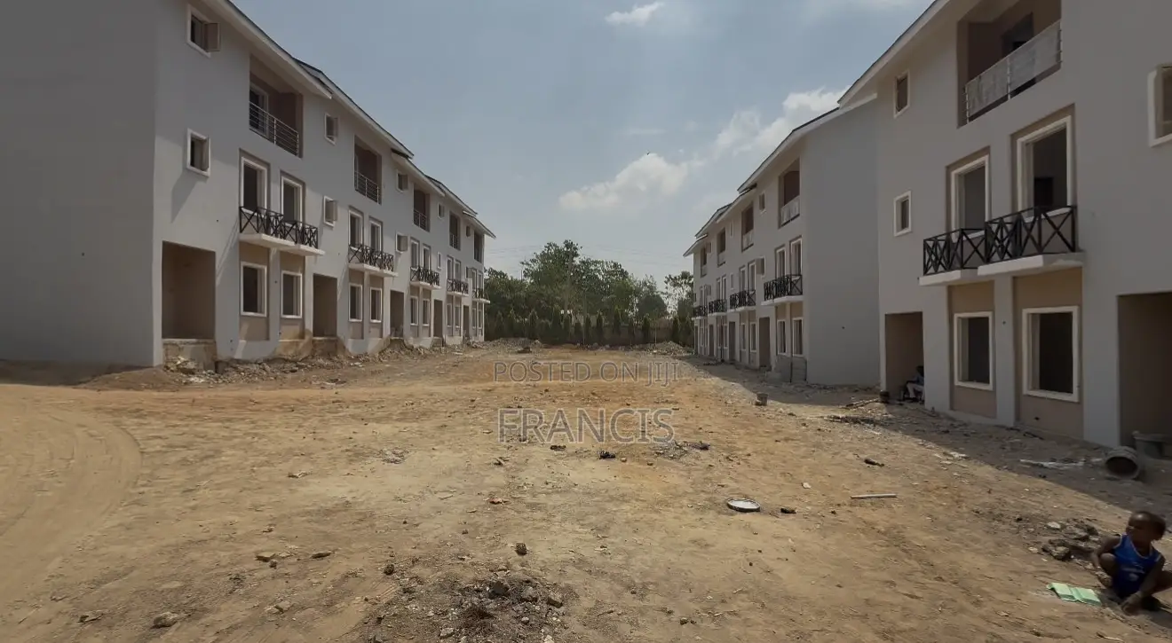 4bdrm Townhouse/Terrace in Crown Court Estate, Durumi for sale