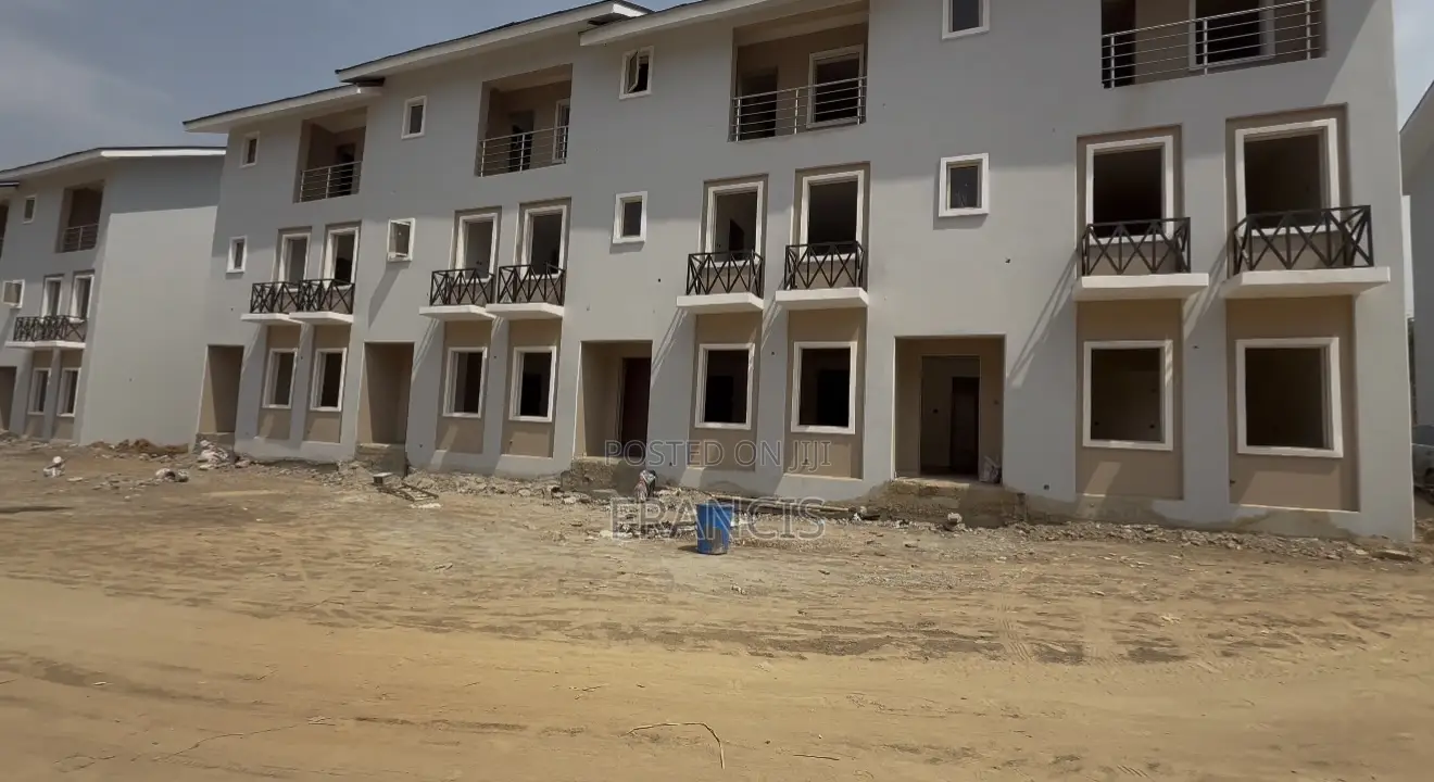 4bdrm Townhouse/Terrace in Crown Court Estate, Durumi for sale