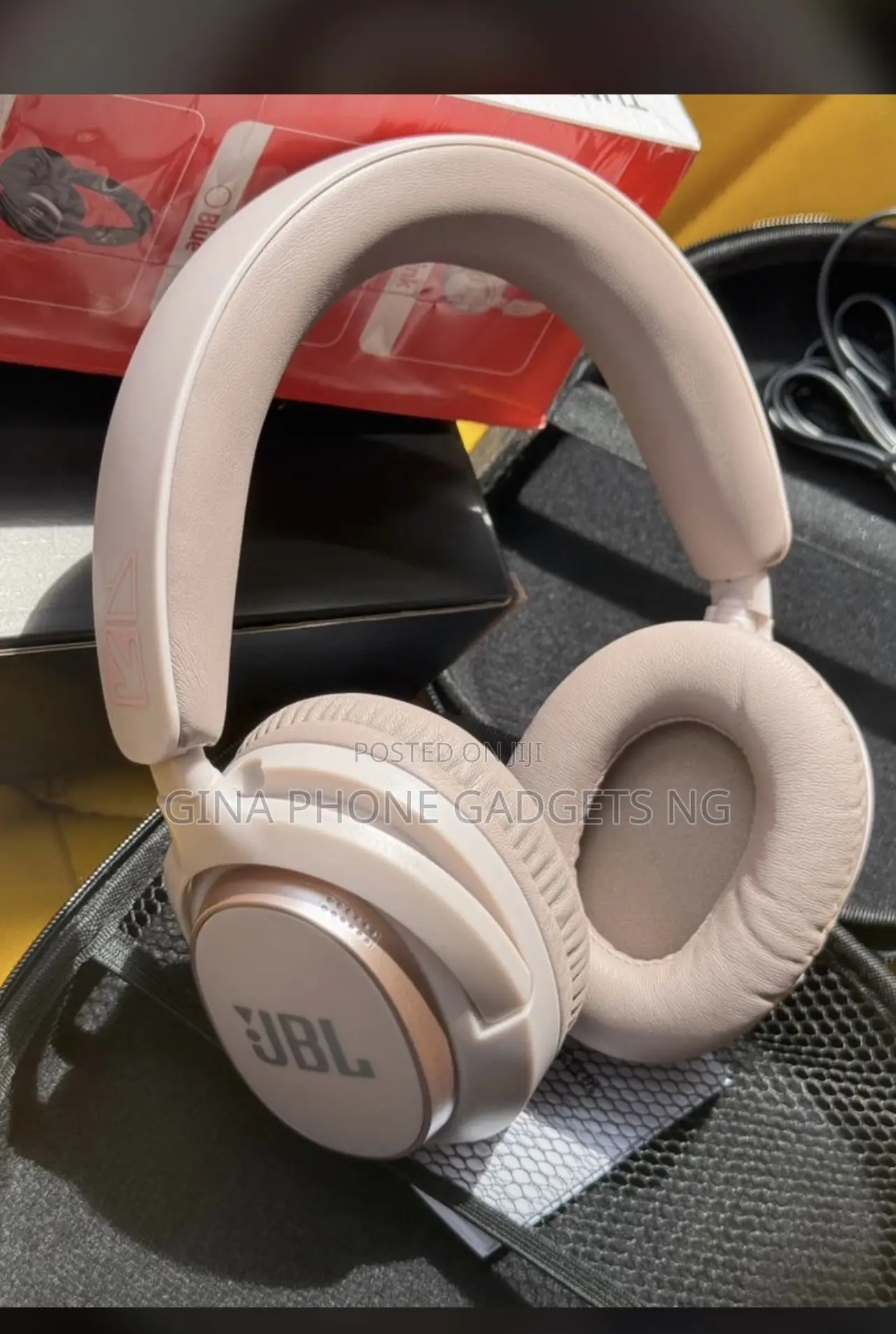 JBL Tune To4nc Active Noise Cancellation Headphone.