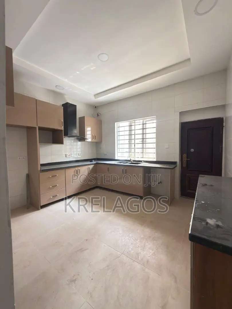4bdrm Townhouse / Terrace in Lekki Phase 1 for rent