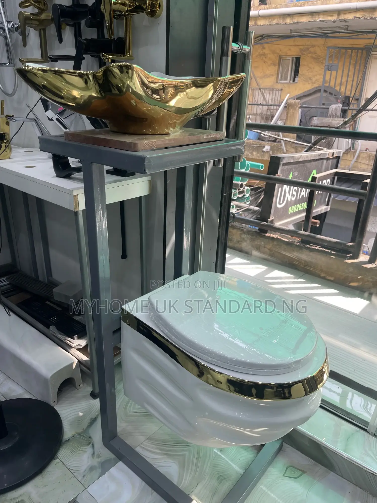 White And Gold Luxury England Water Closet Set