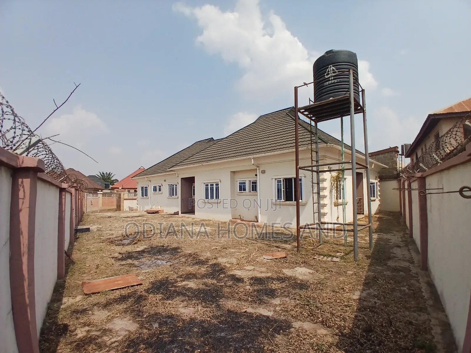 6bdrm Bungalow in Off Akala Expressway, Ibadan for sale