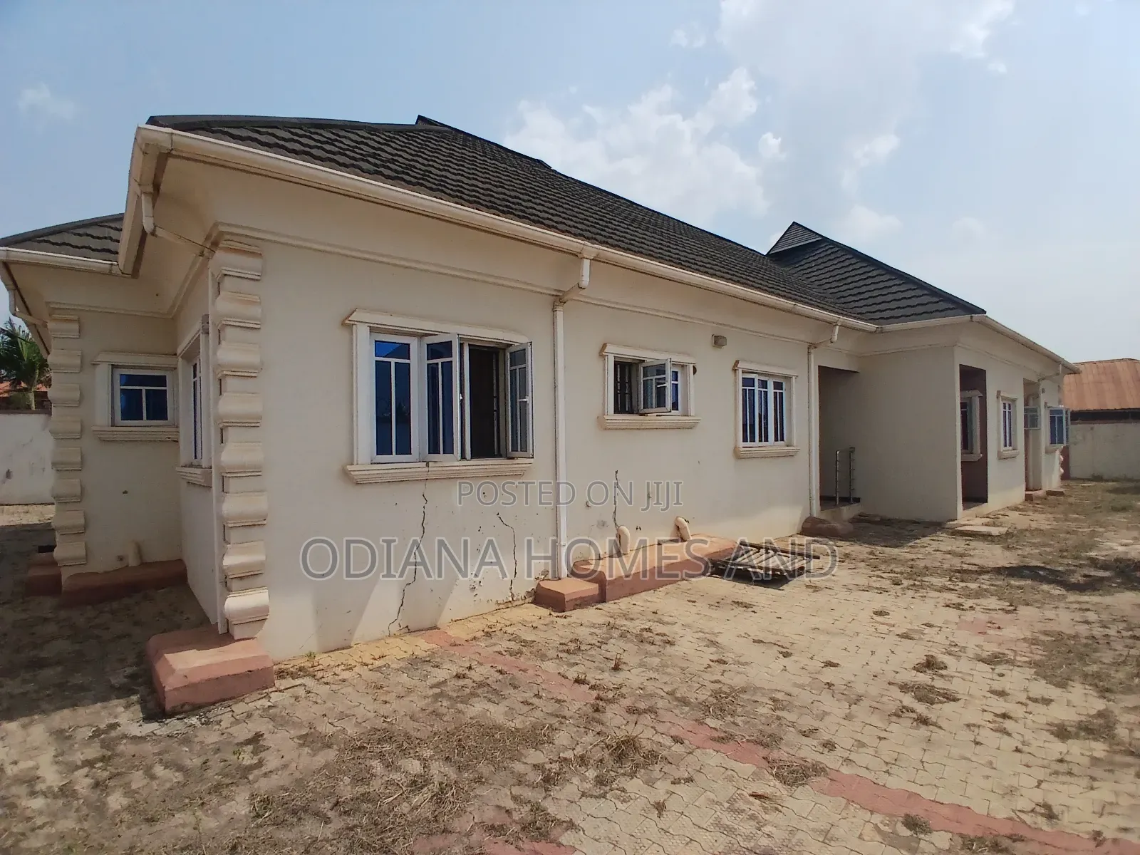 6bdrm Bungalow in Off Akala Expressway, Ibadan for sale