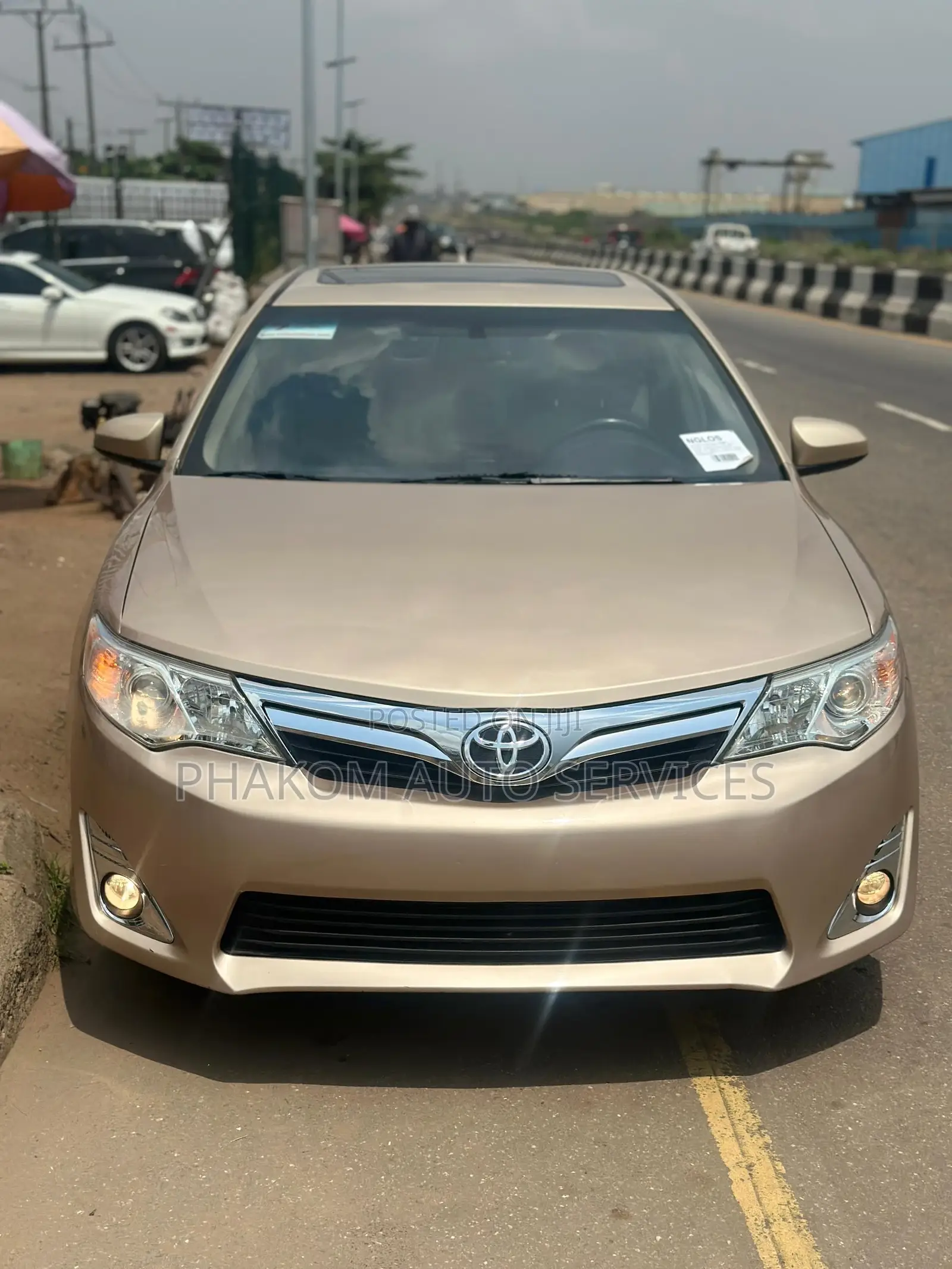Toyota Camry XLE V6 4dr Sedan (3.5L 6cyl 6A) 2012 Gold