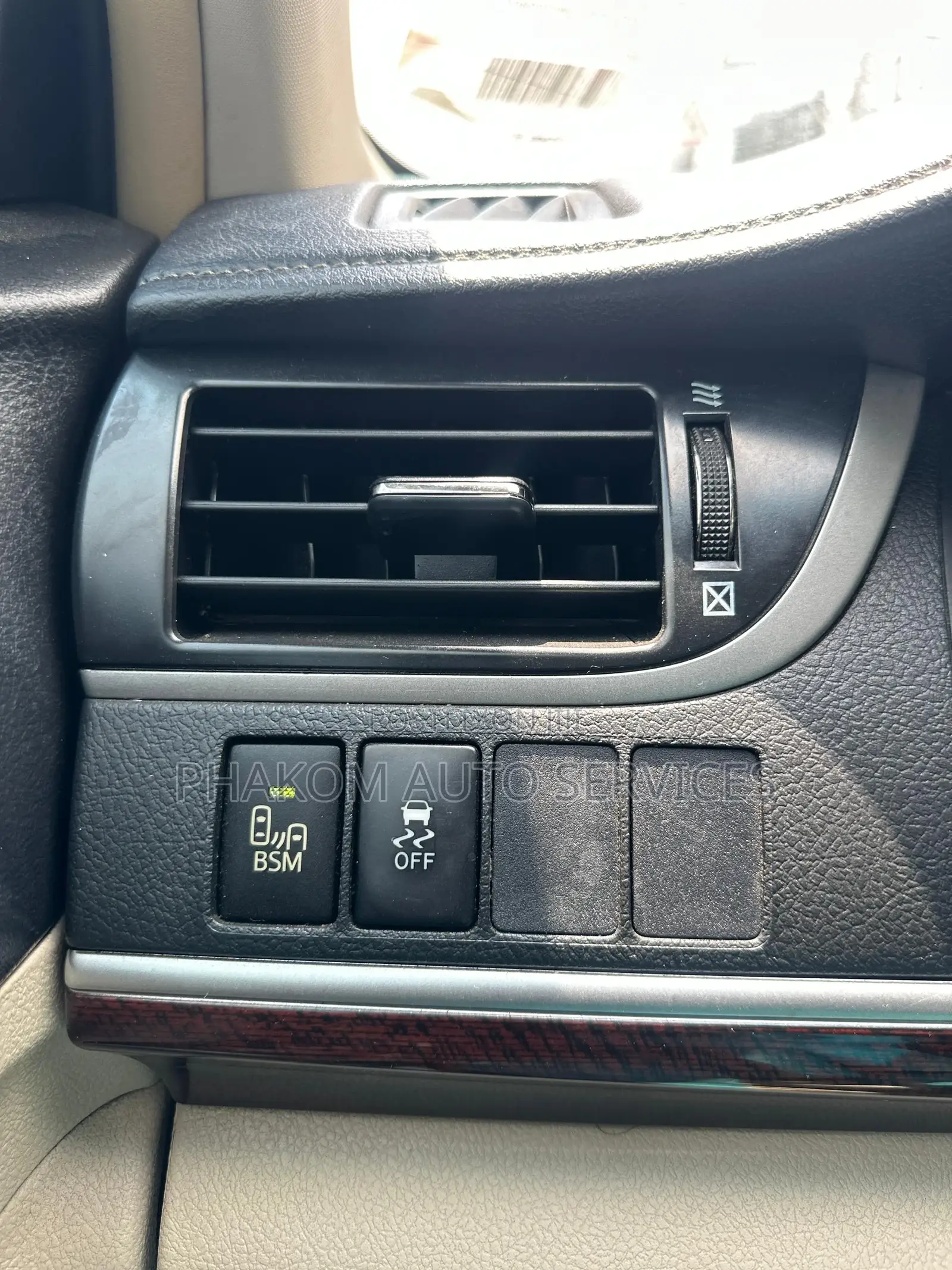 Toyota Camry XLE V6 4dr Sedan (3.5L 6cyl 6A) 2012 Gold