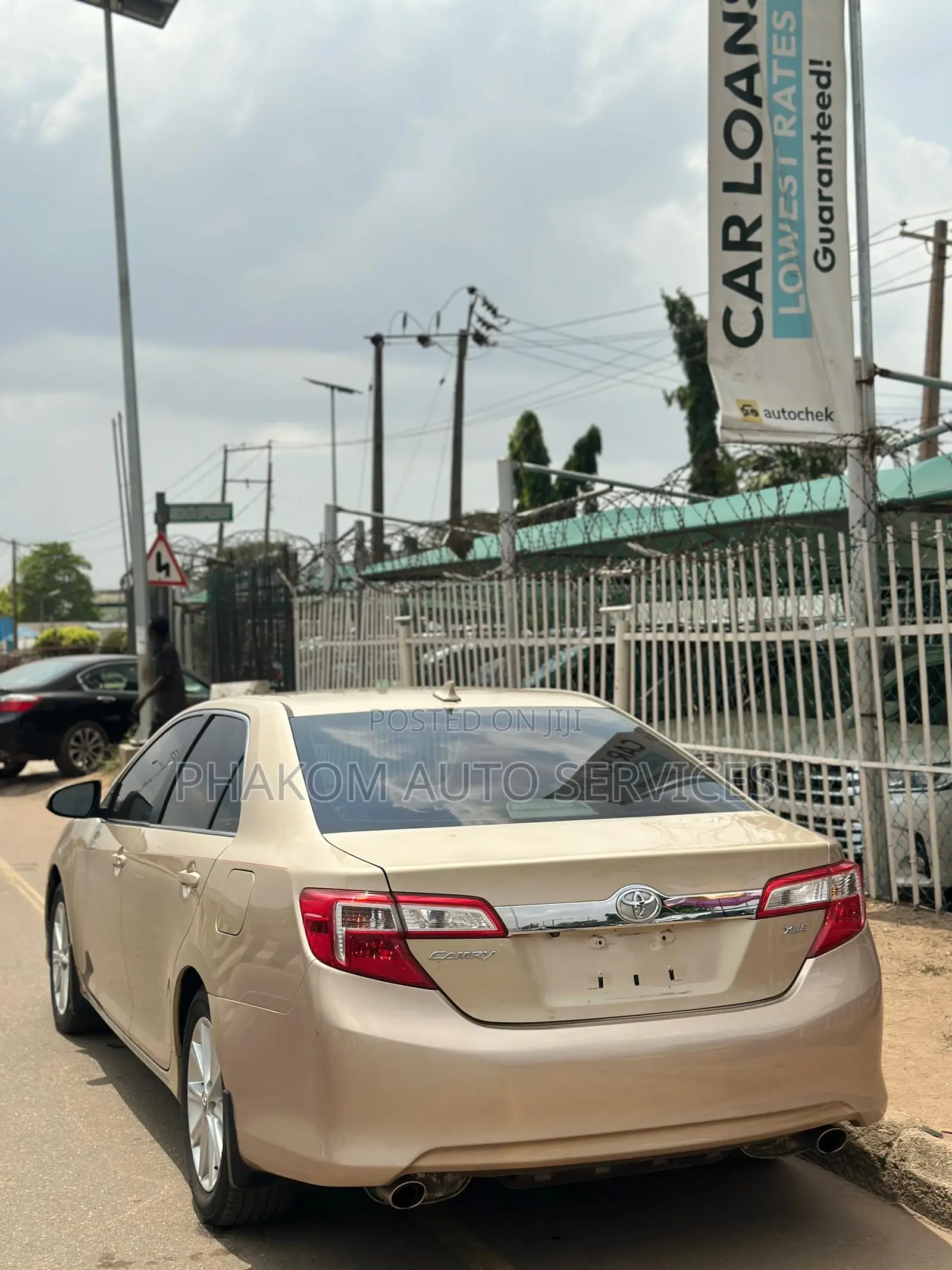 Toyota Camry XLE V6 4dr Sedan (3.5L 6cyl 6A) 2012 Gold