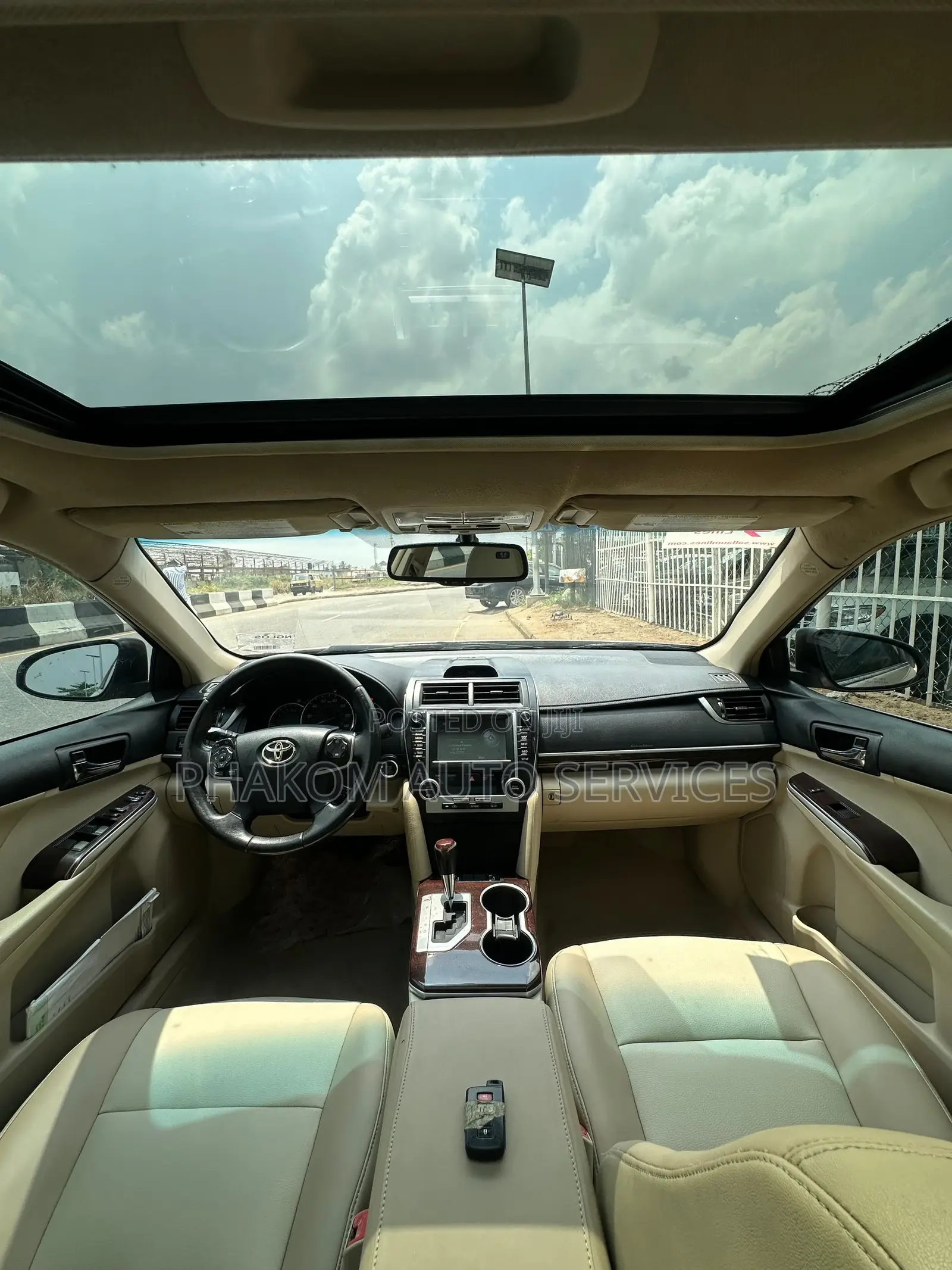 Toyota Camry XLE V6 4dr Sedan (3.5L 6cyl 6A) 2012 Gold