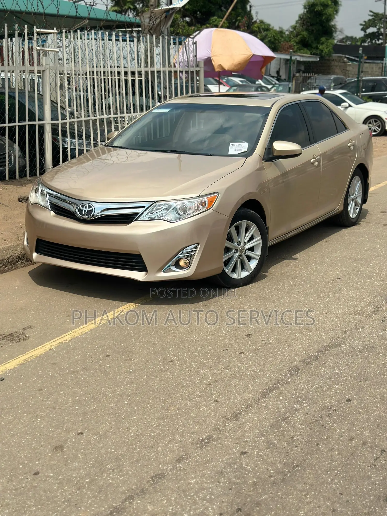 Toyota Camry XLE V6 4dr Sedan (3.5L 6cyl 6A) 2012 Gold