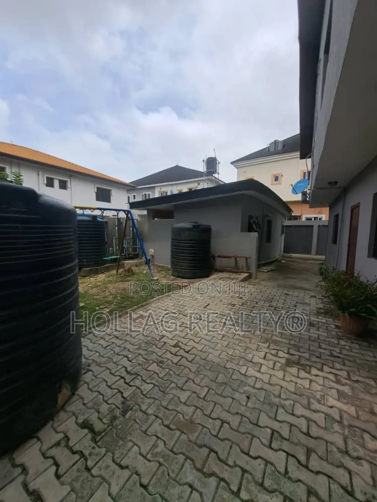 8bdrm Duplex in Agungi for sale