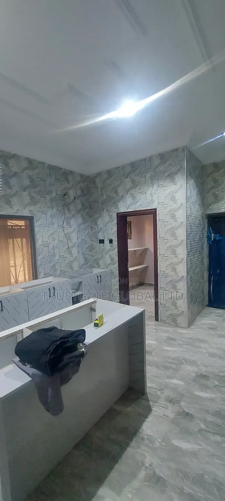 5bdrm Duplex in Broadview Estate, Idu Industrial for rent