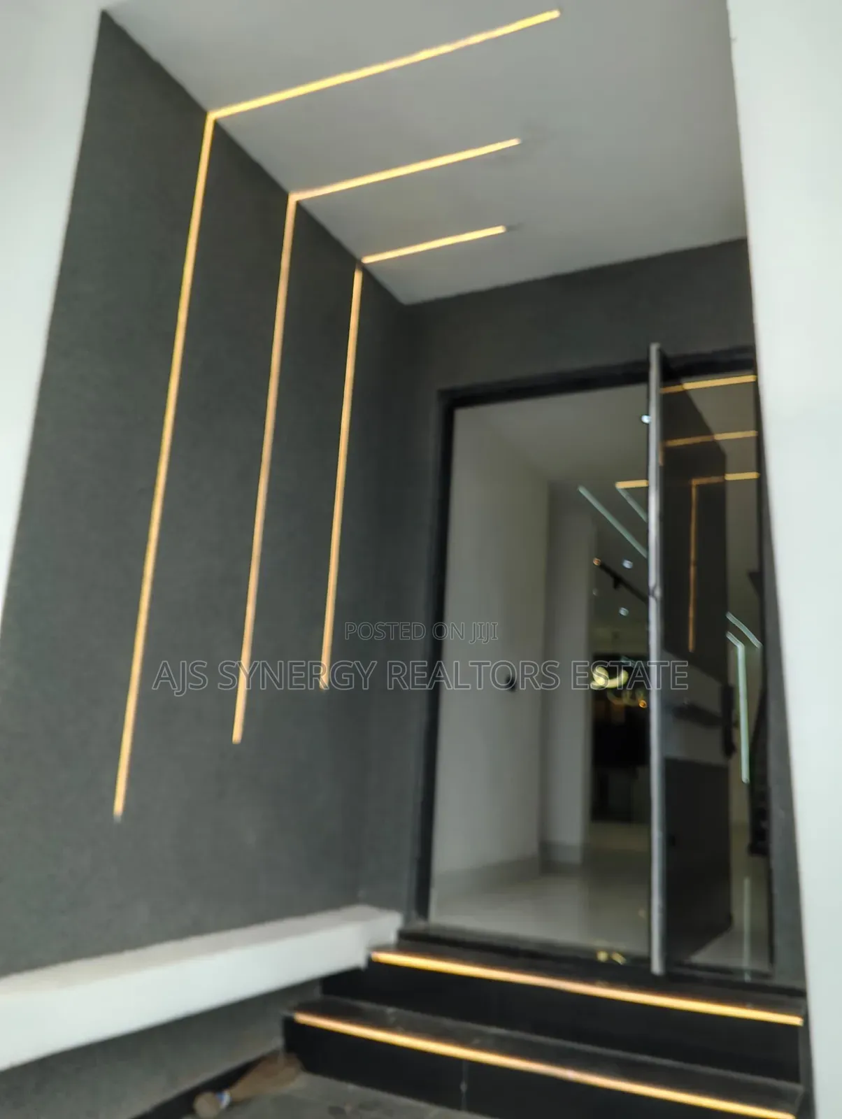 5bdrm Duplex in Thomas Estate for sale