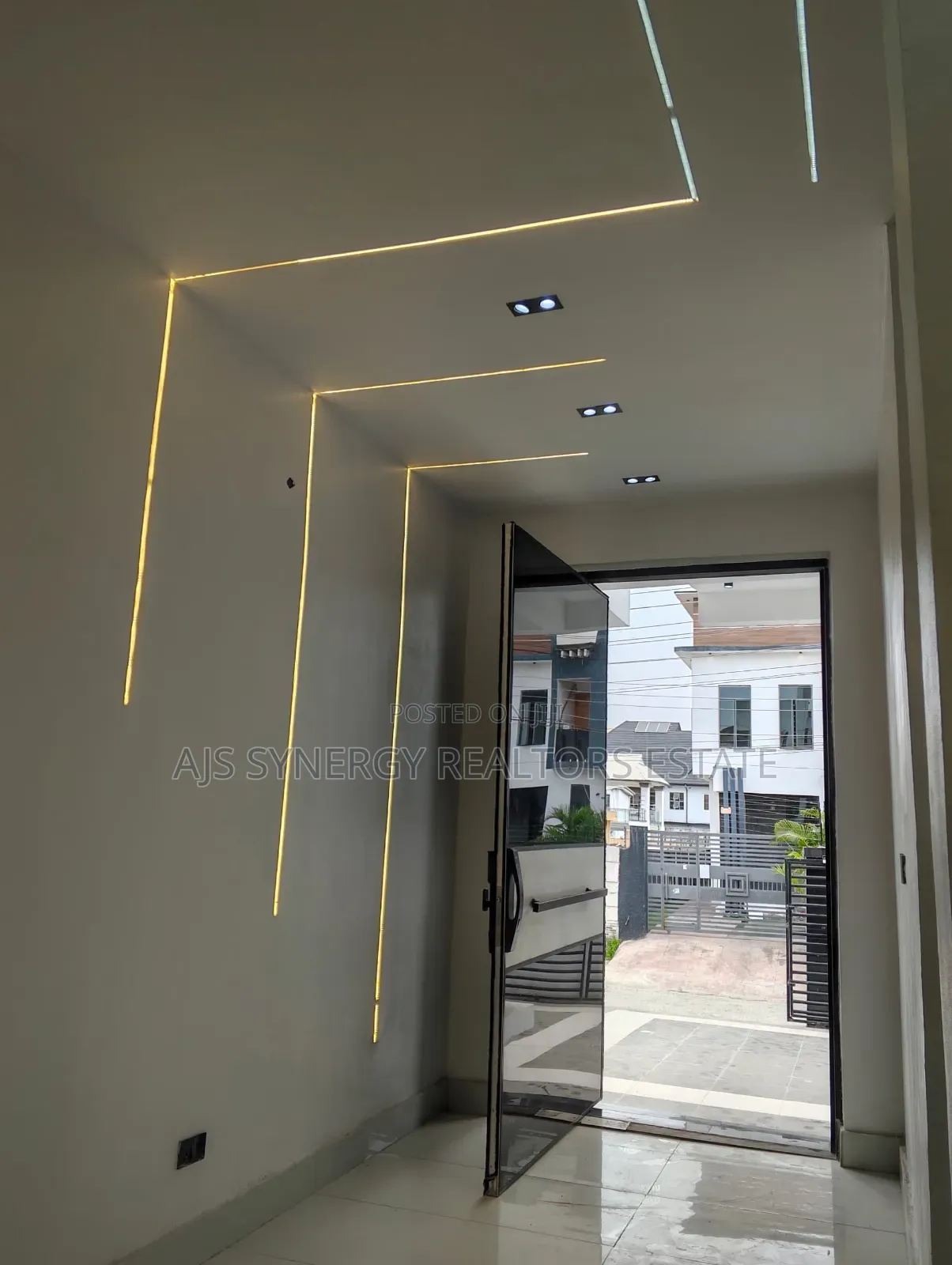 5bdrm Duplex in Thomas Estate for sale