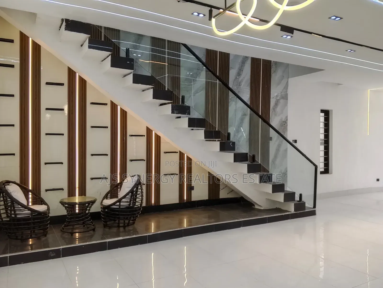 5bdrm Duplex in Thomas Estate for sale