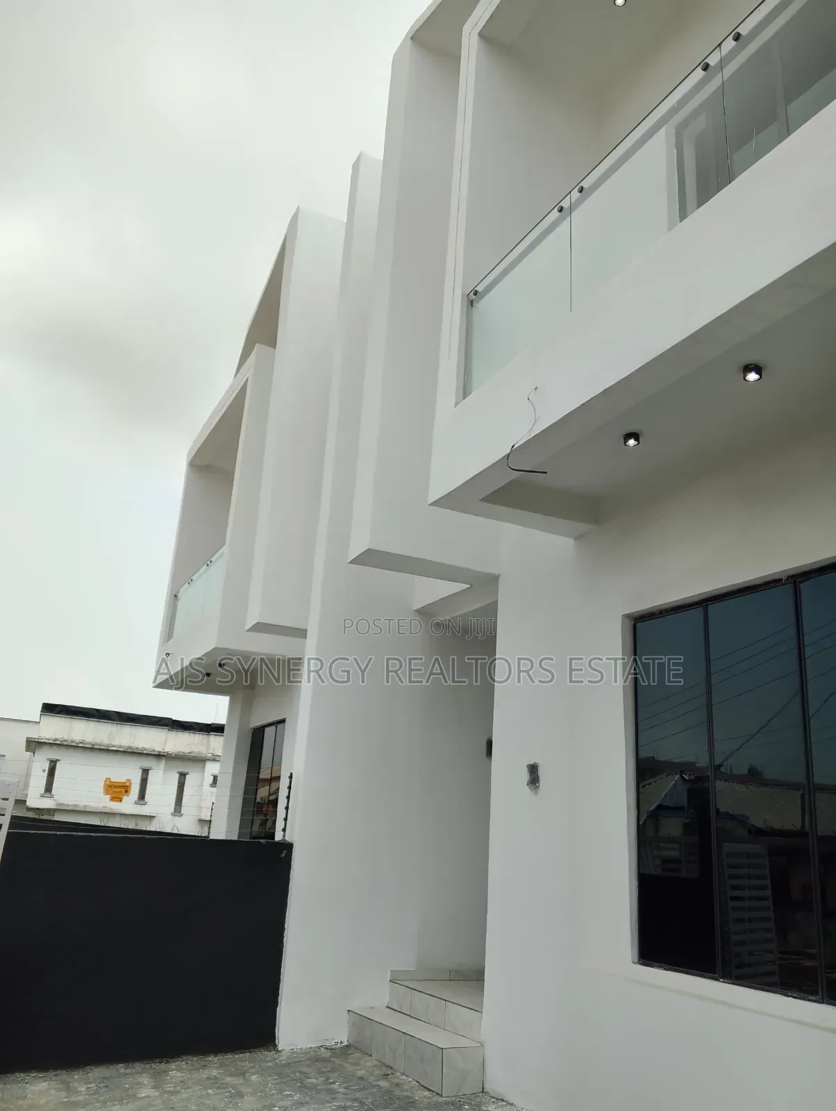 4bdrm Duplex in Thomas Estate for sale