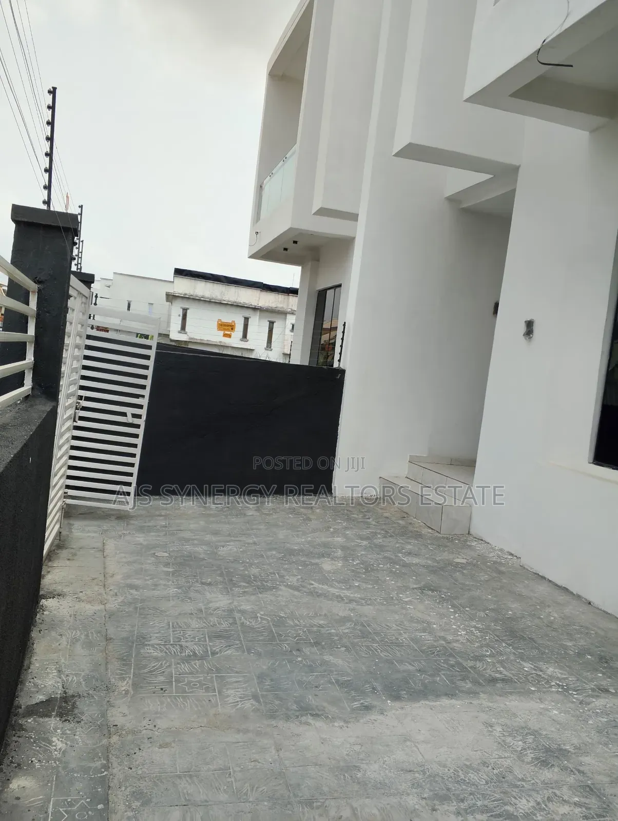 4bdrm Duplex in Thomas Estate for sale